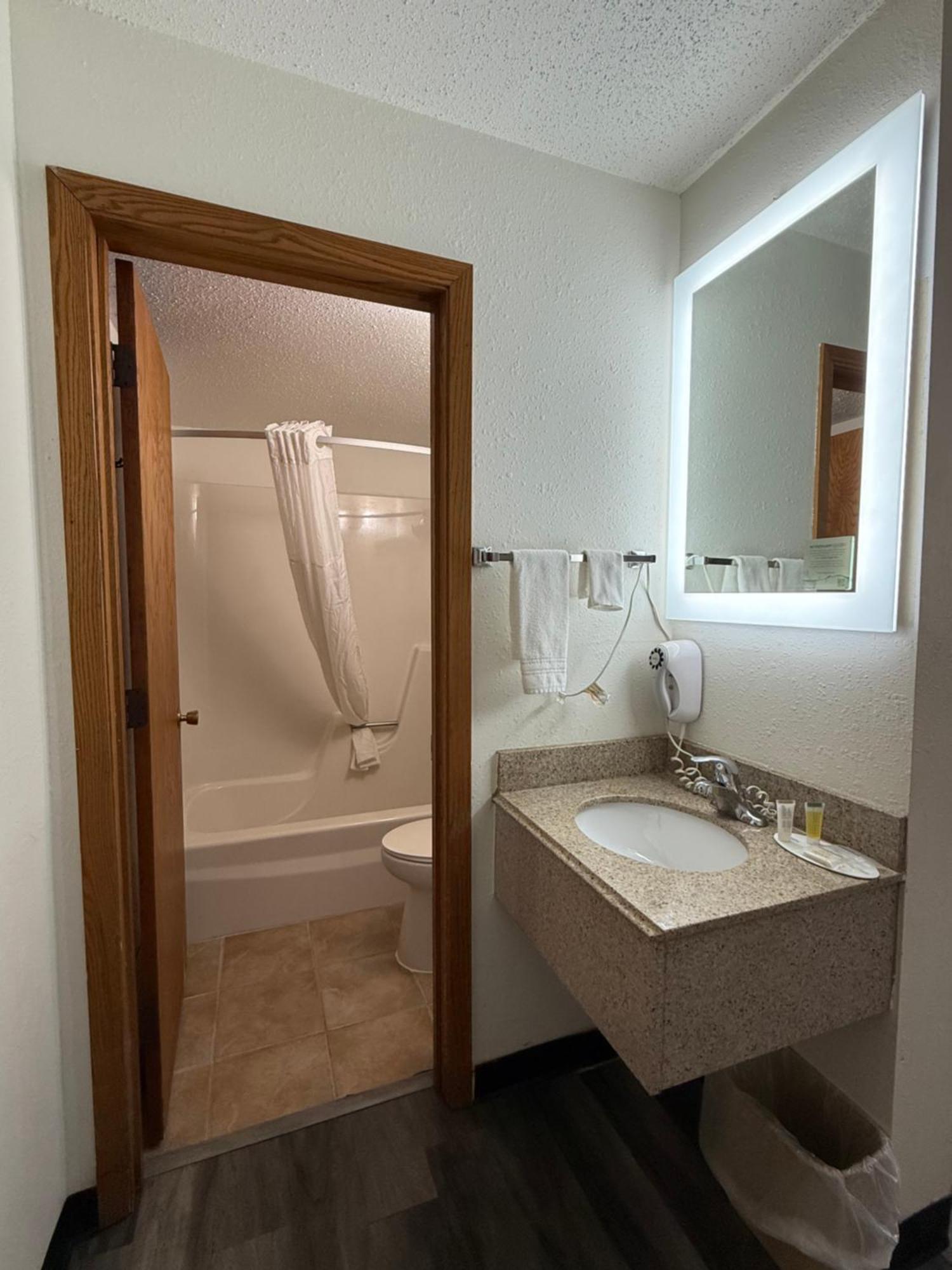 Motel Super 8 By Wyndham West Fargo Main Ave Nd Extérieur photo